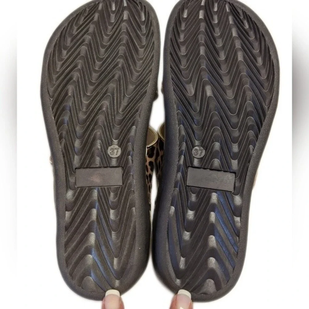 Megnya textured animal print adjustable slip on sandals - NWOT - 7